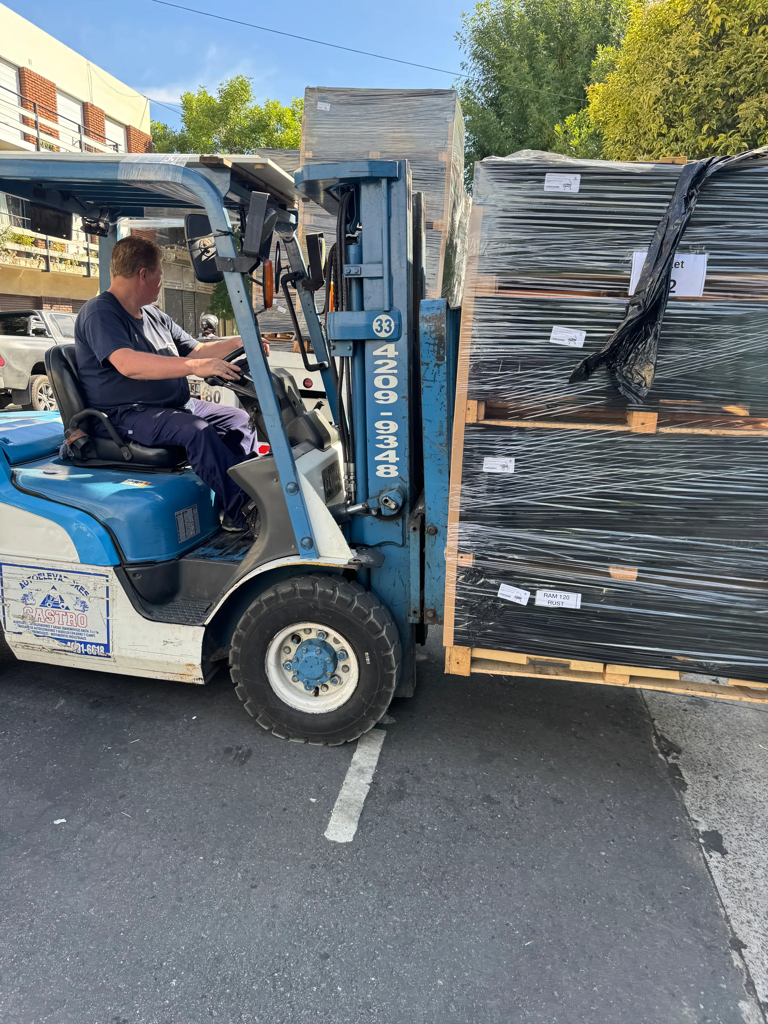 Un autoelevador cargando pallets de parrillas para exportar