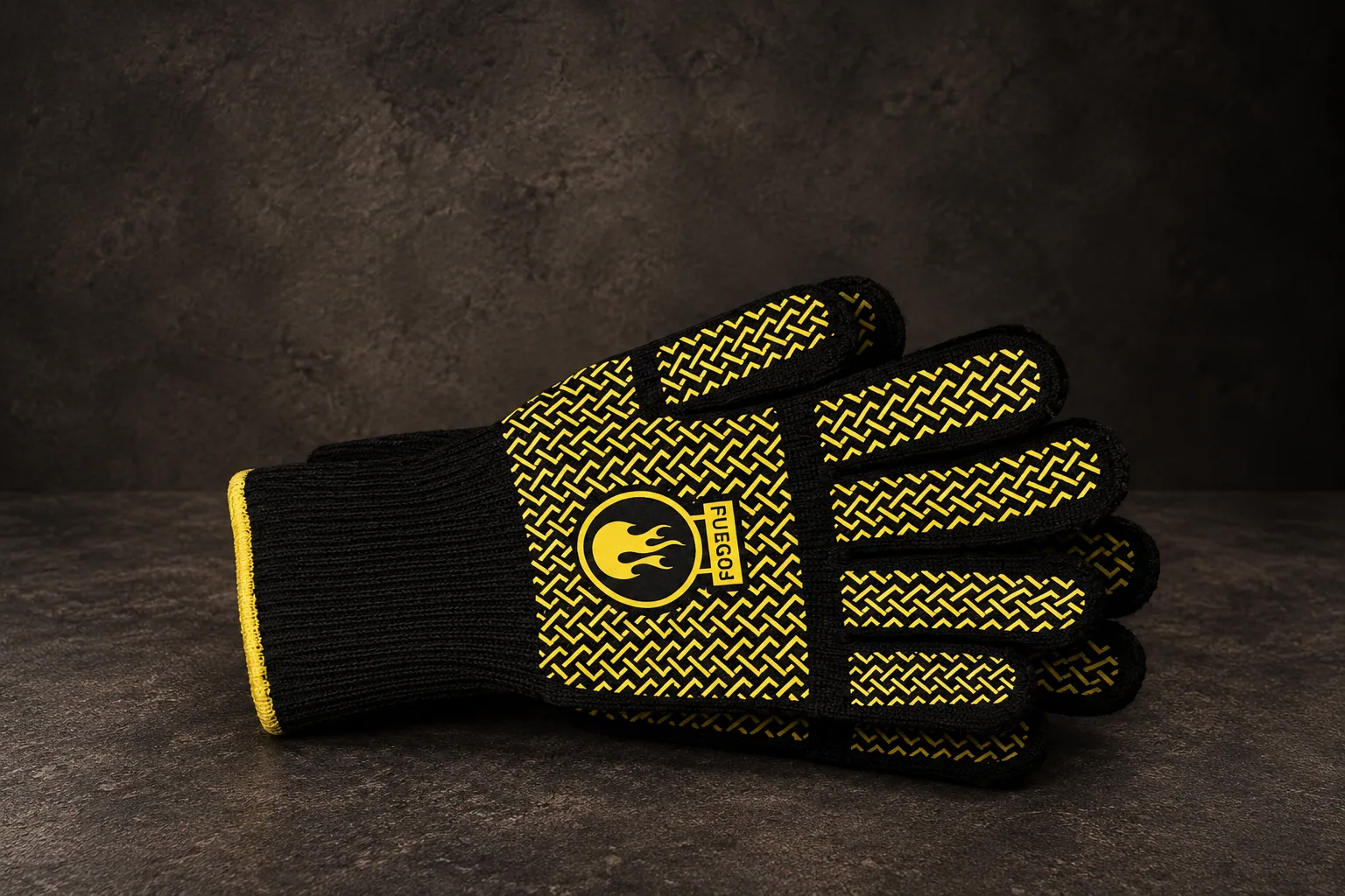 Los guantes resistentes al calor, sobre piedra oscura