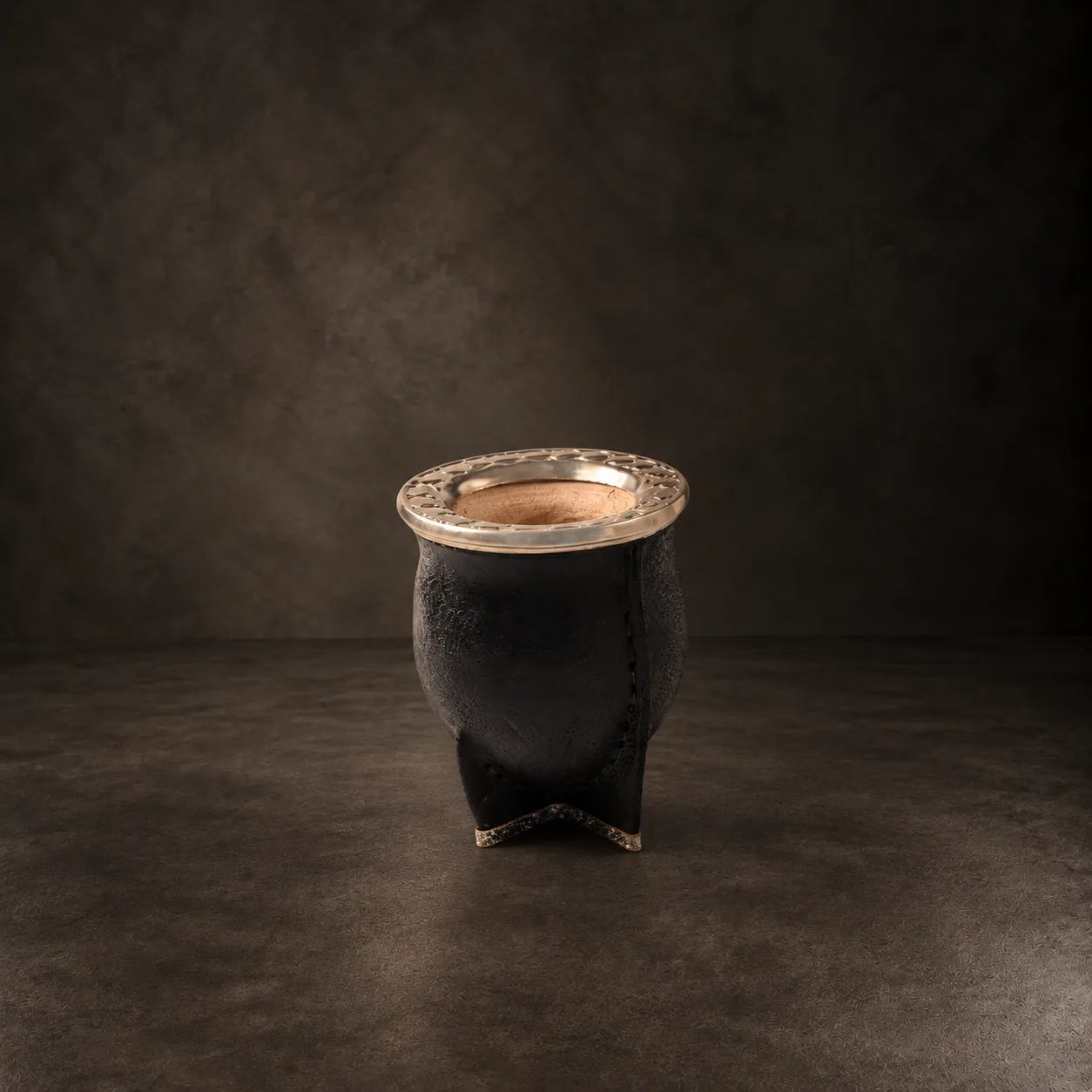 El mate Camionero, sobre piedra oscura