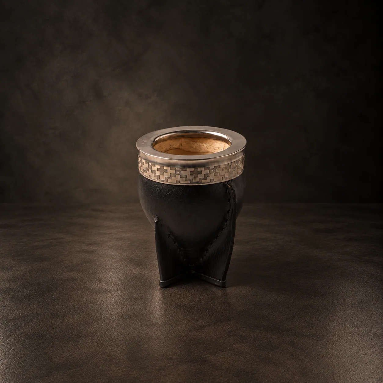 El mate Imperial, sobre piedra oscura