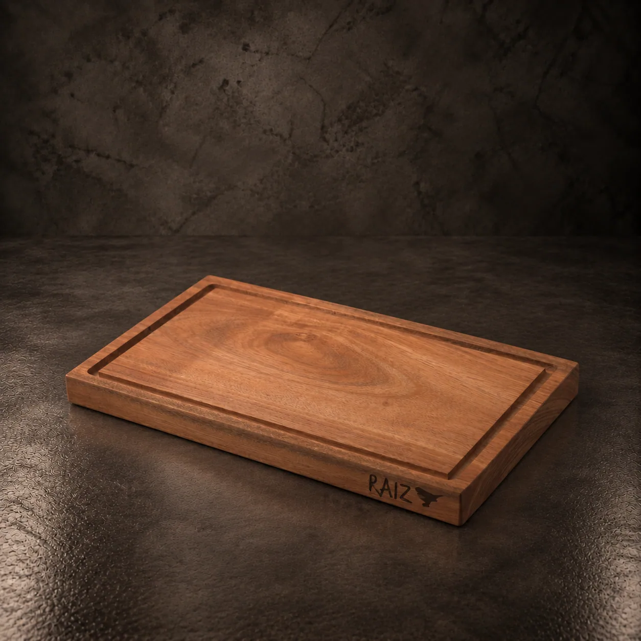 El plato de madera Ayui para la parrilla, sobre piedra oscura