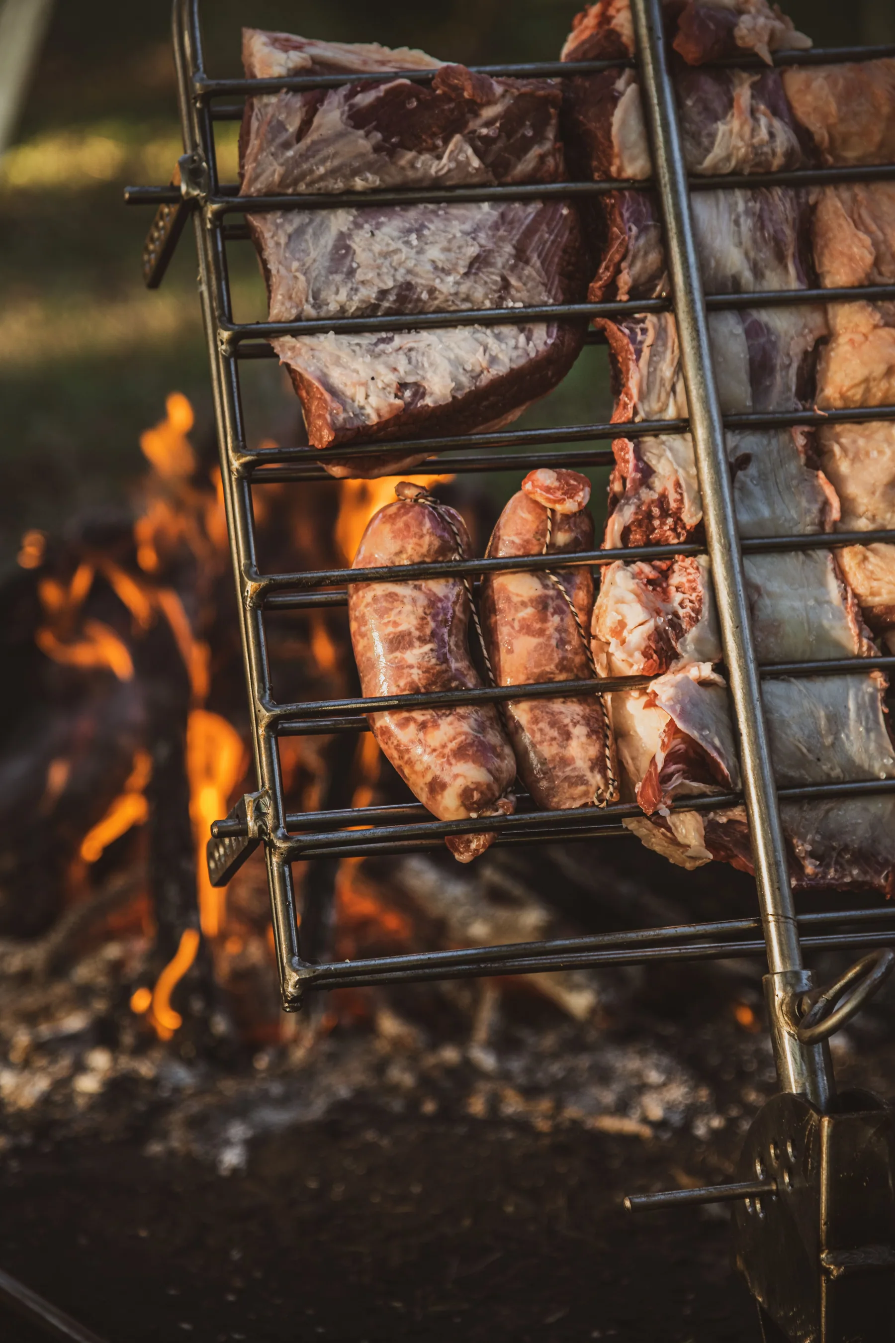 Costillar cocinándose en un asador Sostiene mediano