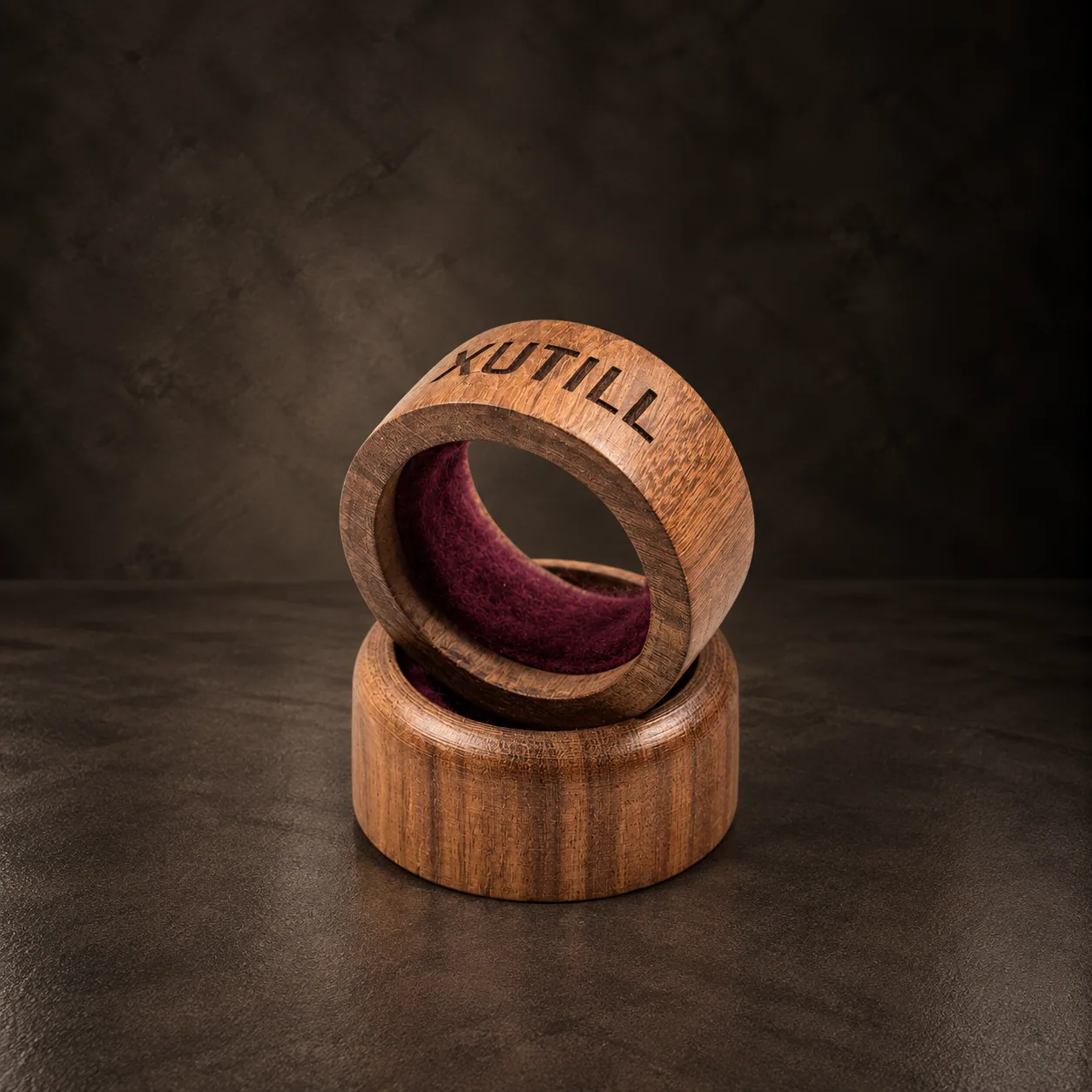 Los dos aros antigoteo de madera con fieltro, sobre piedra oscura