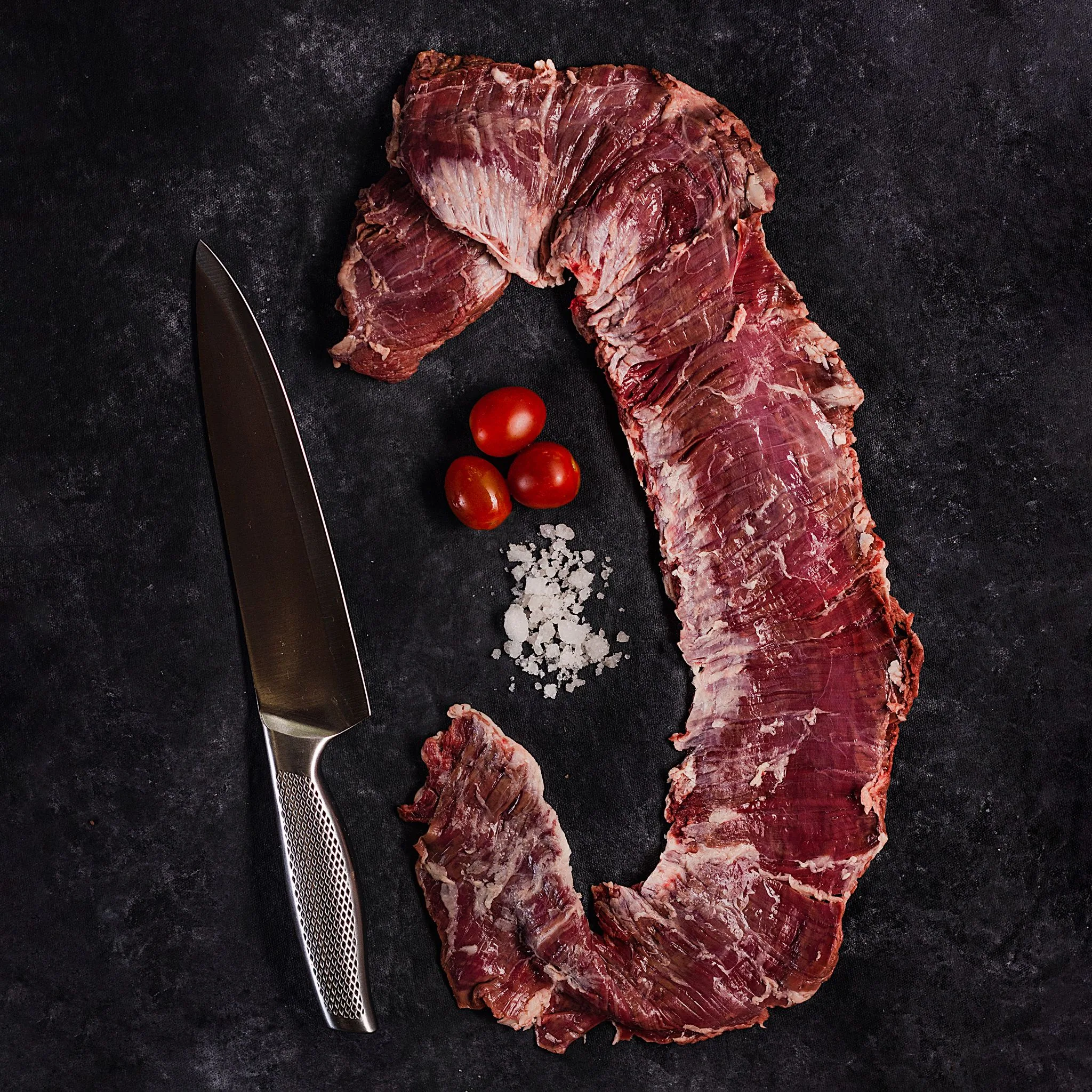 Una entraña Angus argentina, sobre piedra oscura