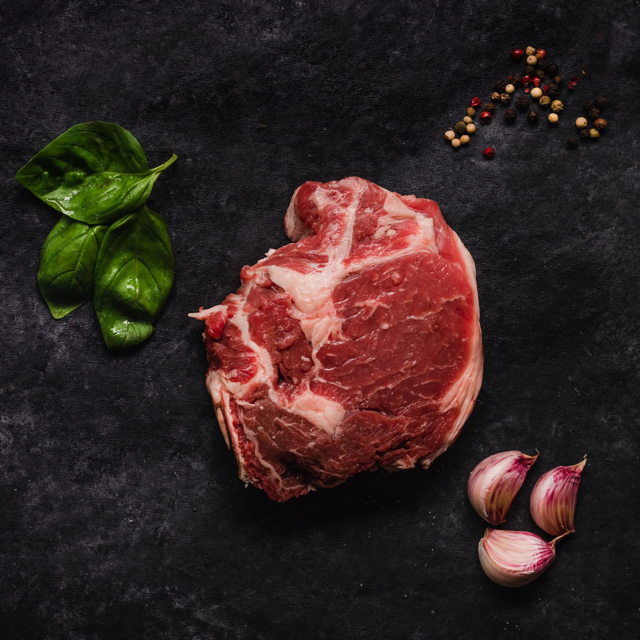 Un ojo de bife Angus argentino, sobre piedra oscura